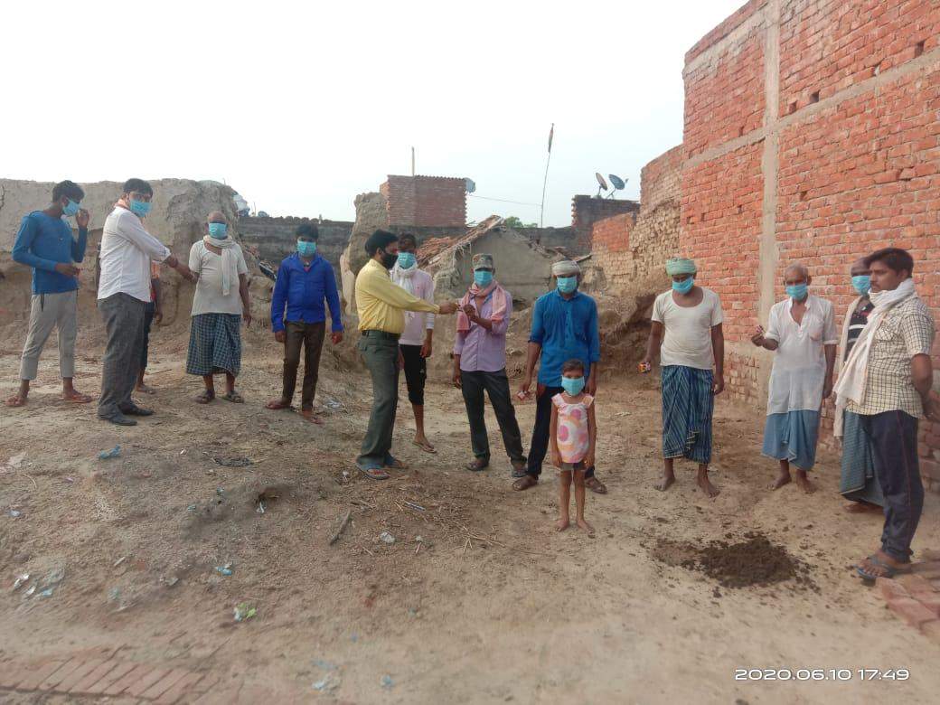 विधायक सुशील सिंह अपने लोगों से प्रवासियों को दिलवा रहे मास्क व साबुन