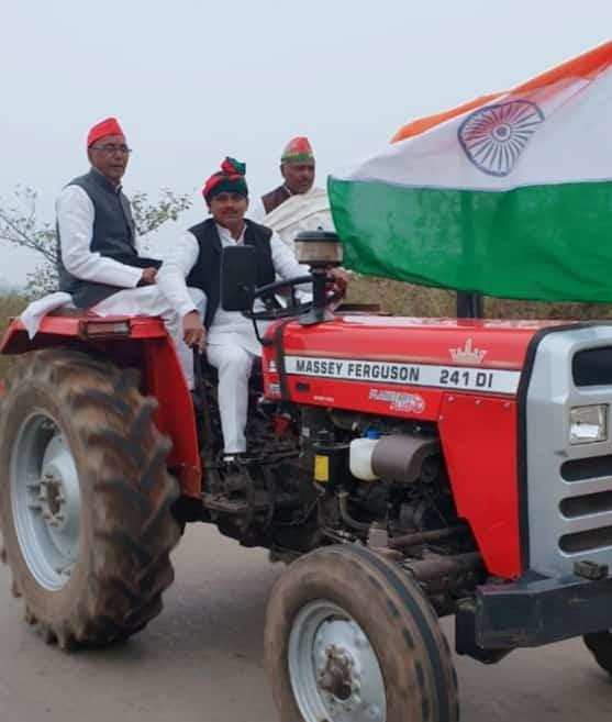 दरोगाजी व्यस्त रहे झंडा फहराने में, मौका पाकर सपाइयों ने निकाल दी ट्रैक्टर रैली