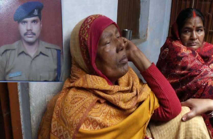 पुलवामा शहीद अवधेश यादव की मां ने दुनिया को कहा अलविदा, कैंसर का चल रहा था इलाज