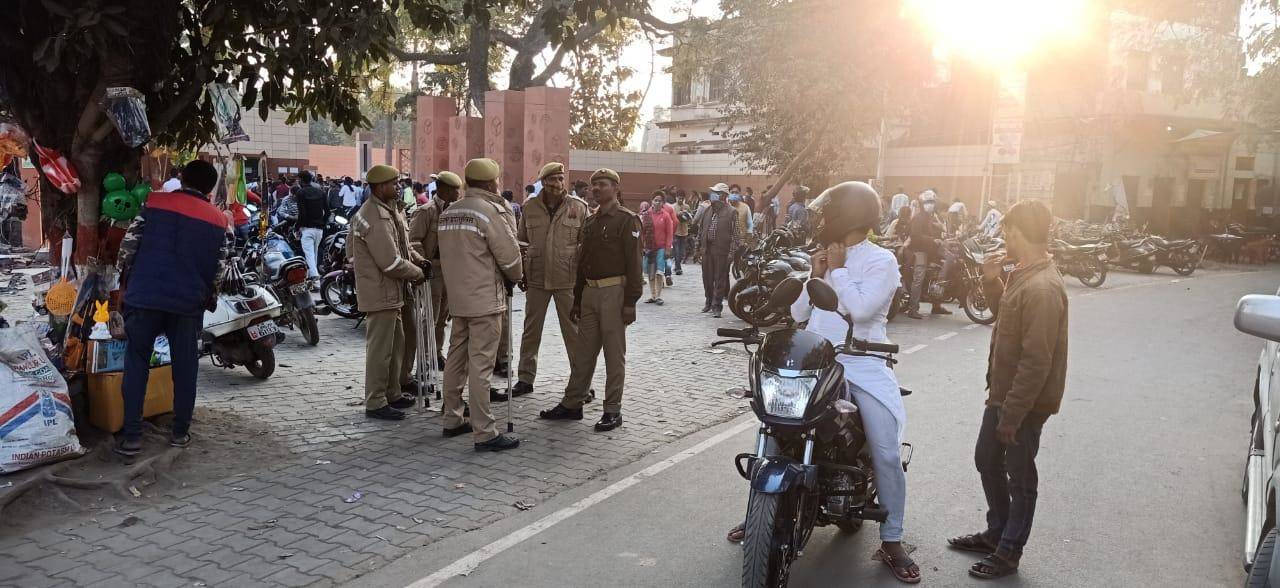 वेलेंटाइन वीक में काफी सक्रिय है चंदौली जिले में एंटी रोमियो टीम, रख रहे मनचलों पर नजर