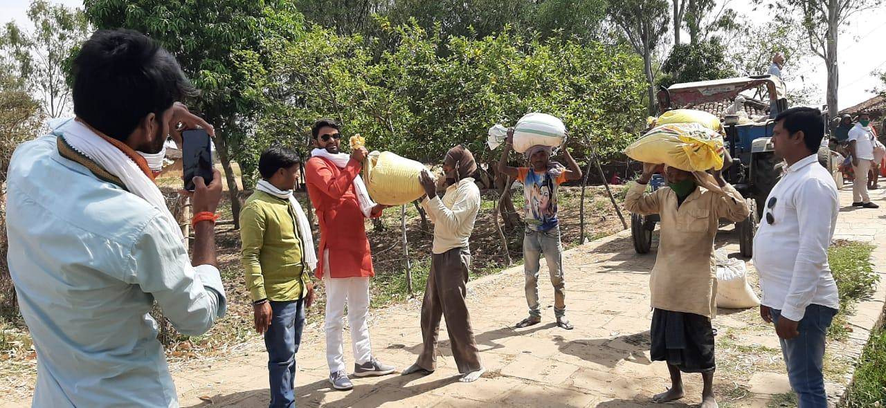 असहाय, गरीब एवं जरूरतमंद लोगों को शेरू यादव द्वारा बांटा गया राशन