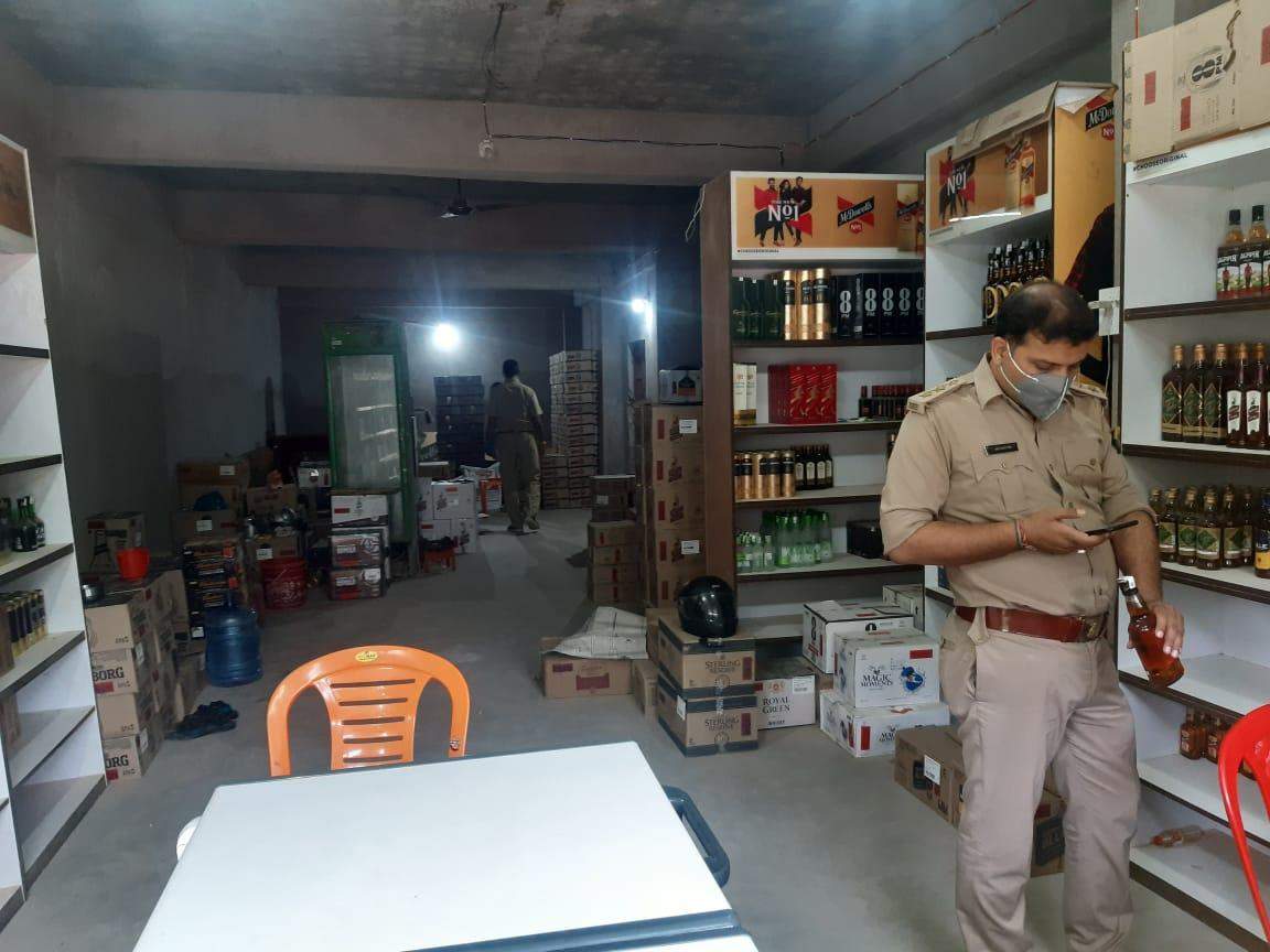 डीएम के निर्देश पर आबकारी विभाग ने बिहार बॉर्डर शराब की दुकानों की चेकिंग दिए गए सख्त निर्देश