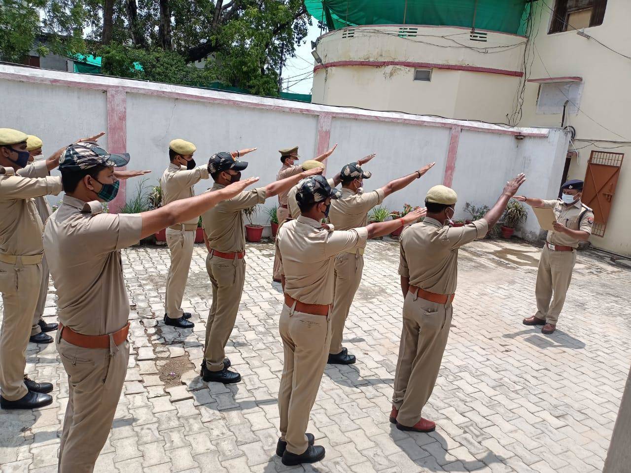 “आतंकवाद विरोधी दिवस ” के अवसर पर समस्त थानों/कार्यालयों पर दिलायी गयी शपथ, देखे तस्वीरें