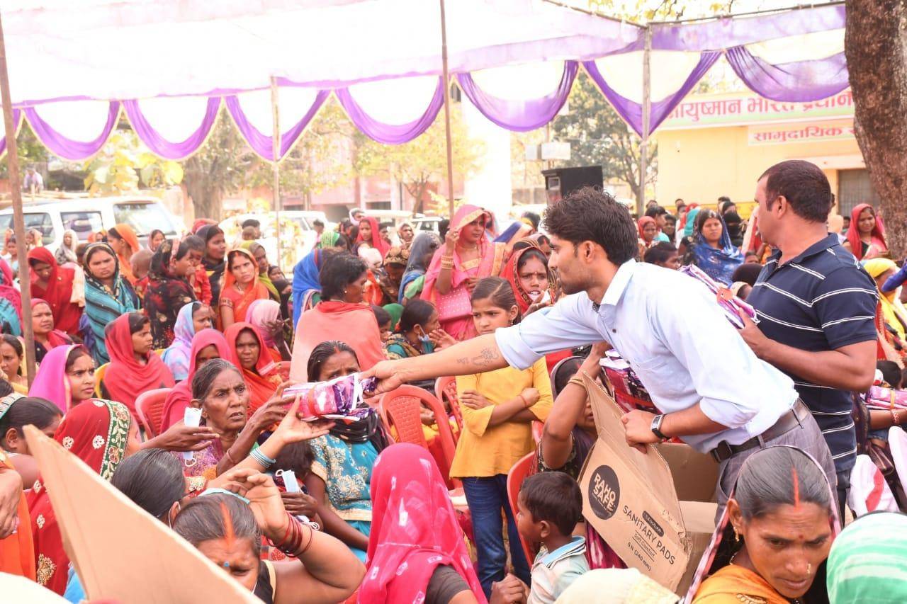 स्वच्छता के प्रति महिलाओं व बालिकाओ को डीएम ने किया जागरूक, बांटे निशुल्क सेनेटरी पैड