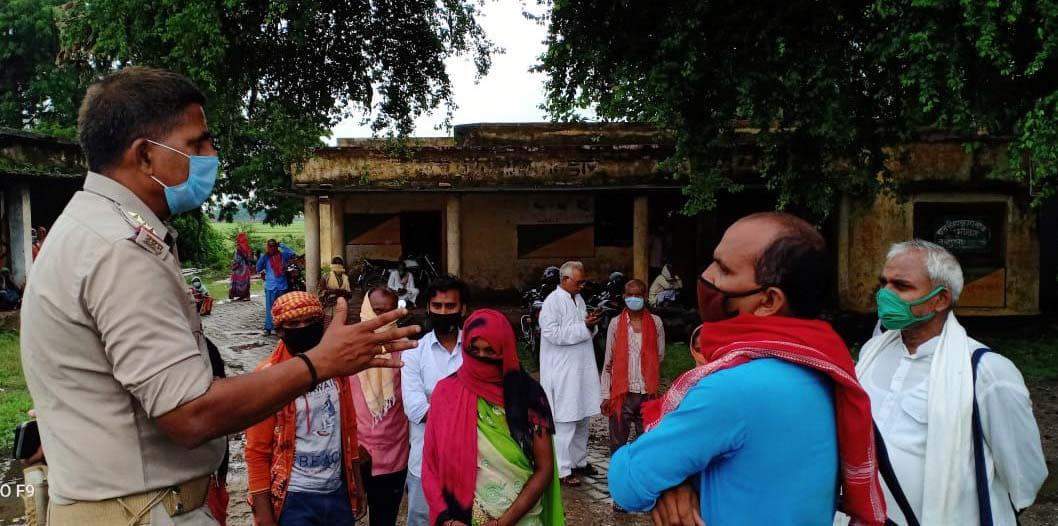 भाकपा माले ने दिया धरना, कार्यकर्ताओं को समझाते देखे गए कोतवाल