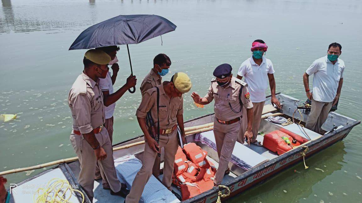 गंगा नदी मे शव प्रवाहित करने वालों पर होगी कार्रवाई, पेट्रोलिंग कर पुलिस रख रही नजर