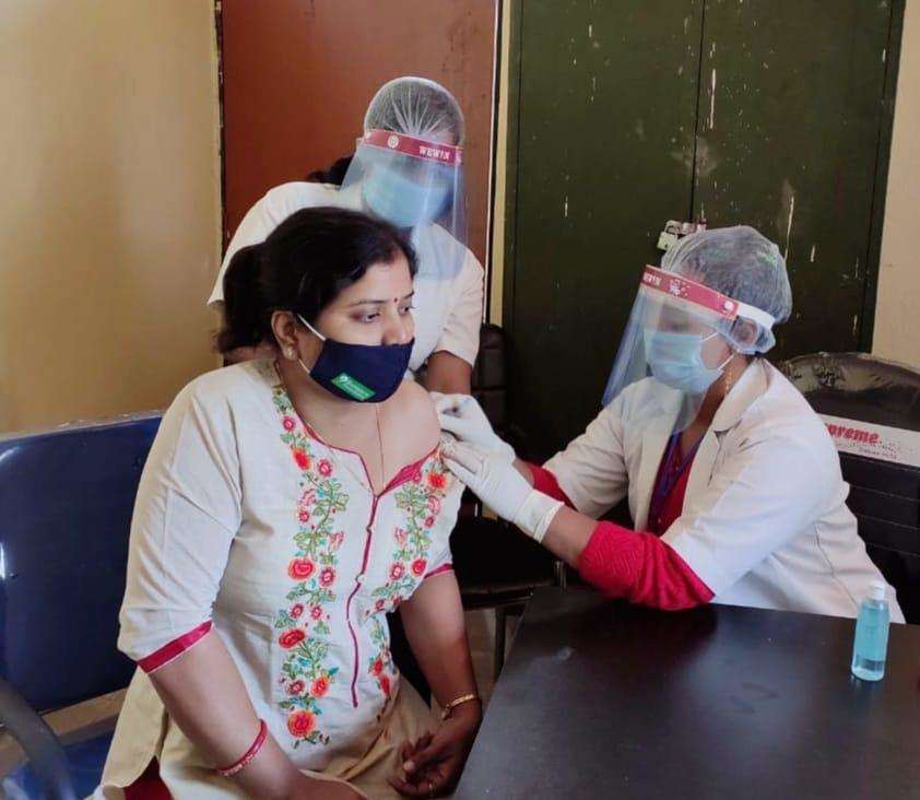 नौगढ़ में कोरोना की जंग जीत चुके अधीक्षक ने पत्नी के साथ लगवाया कोरोना का पहला टीका