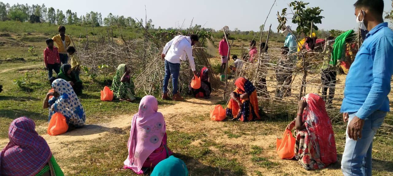 मातृभूमि सेवा ट्रस्ट एवं आर.के.नेत्रालय ने गरीबों में बांटे खाद्यान्न