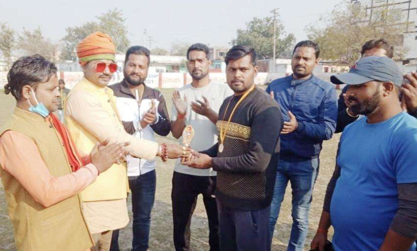 राष्ट्रीय गौ रक्षा वाहिनी के जिला अध्यक्ष द्वारा खिलाड़ियों को सम्मानित कर मनोबल बढ़ाया गया