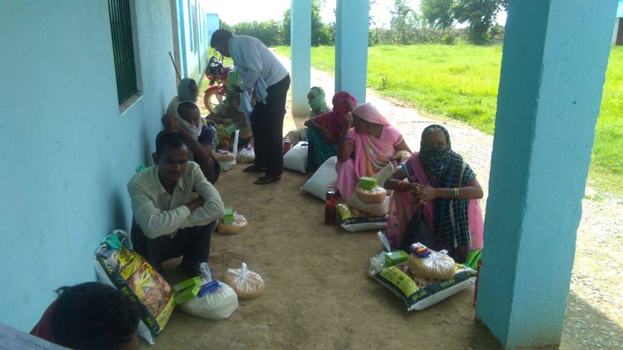 असहाय गरीबों में खाद्यान्न वितरण, ग्राम्या संस्था ने की लोगों की मदद