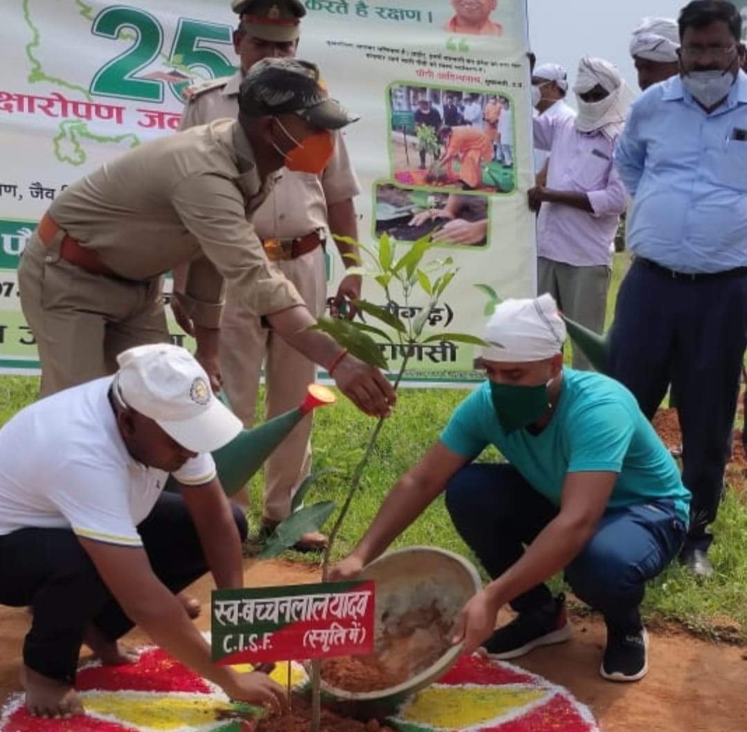 जानिए अपनों की याद में नौगढ़ में किन-किन लोगों ने स्मृति वाटिका में लगाया पौधा