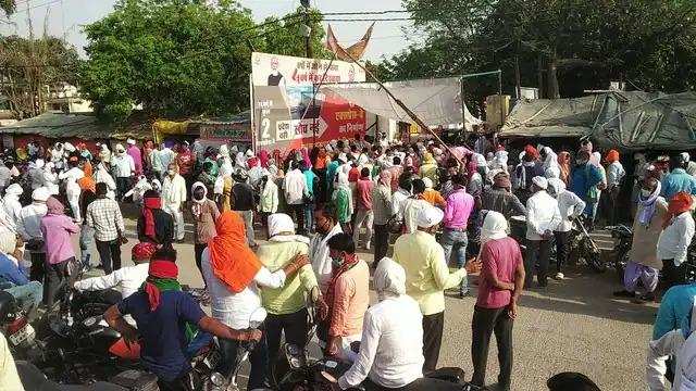 जिले में चुनाव चिह्न आवंटन के दौरान ब्लाक मुख्यालय पर देखी गयी भारी भीड़