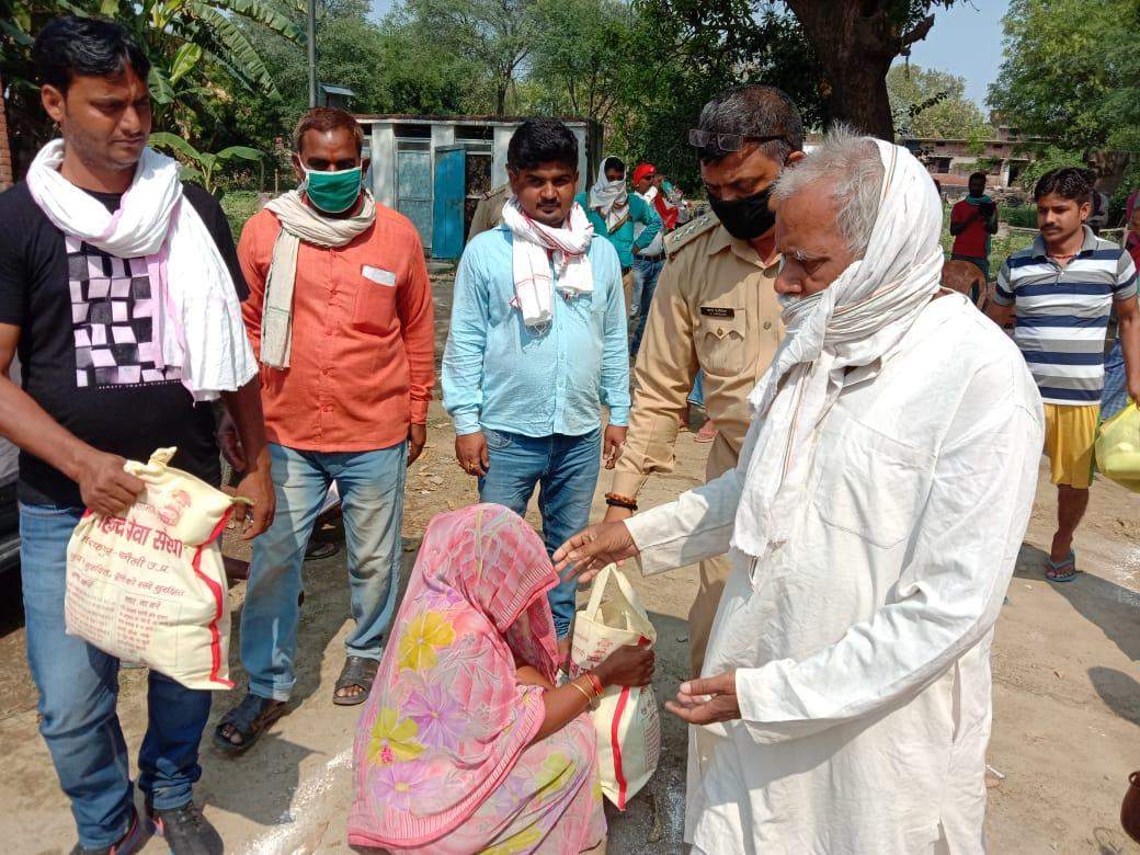 बहुजन युवा समाजसेवी के द्वारा 500 गरीबों को बांटा गया खाद्यान्न