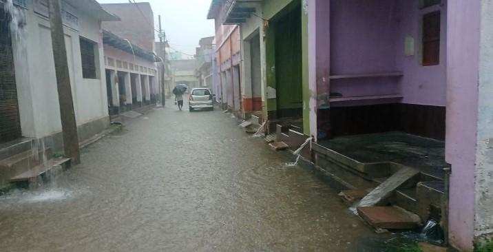 हो रही मूसलाधार बारिश ने सड़कों को बना दिया नाला