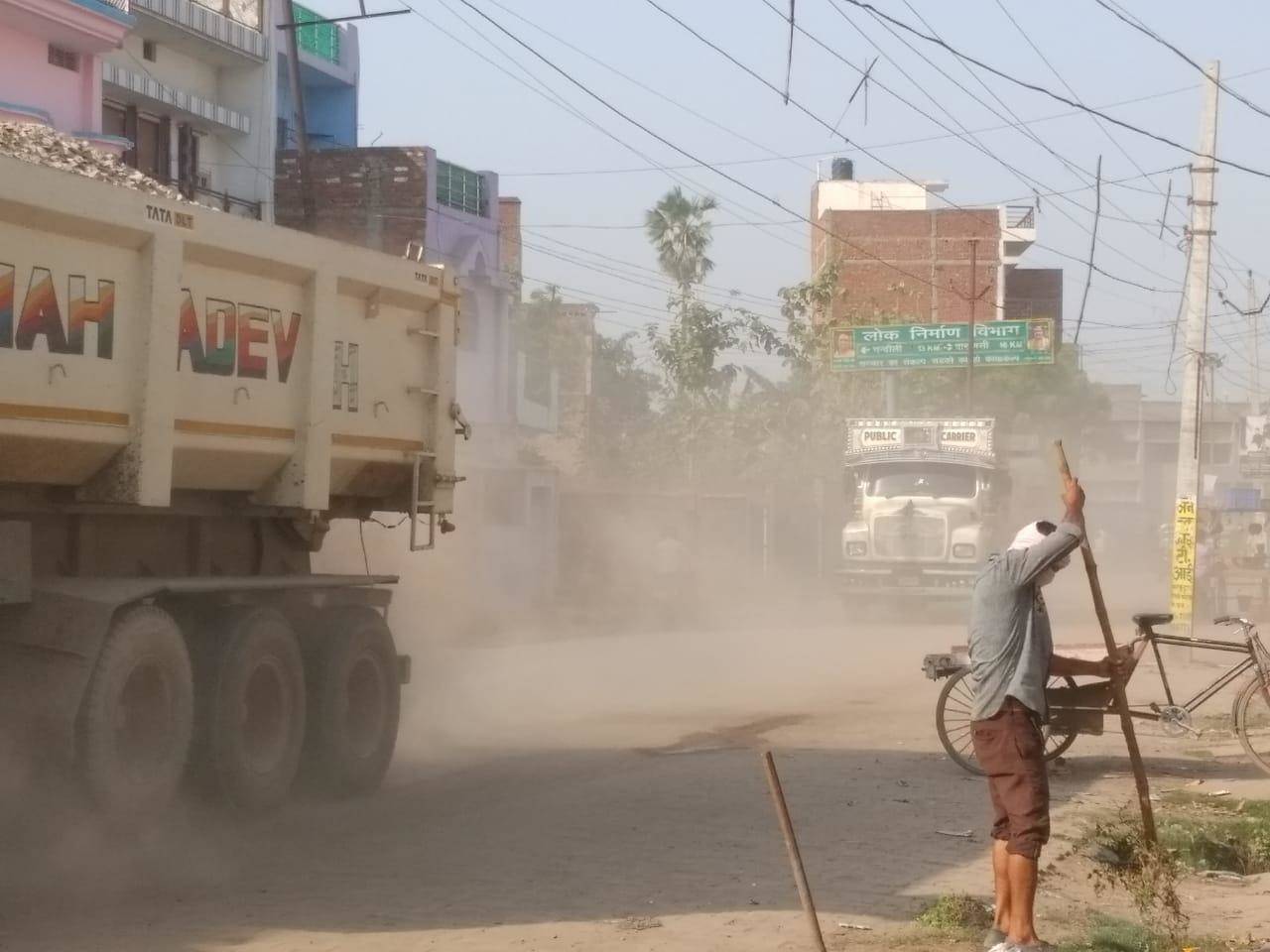 मिनी चंदासी बना अलीनगर सकलडीहा रोड, धूलों के गुब्बार से लोगों का जीना हुआ दुश्वार