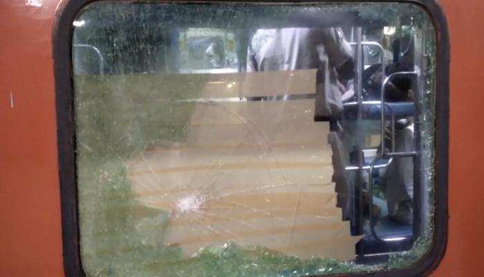 सम्पूर्ण क्रांति एक्सप्रेस पर पथराव, कोच का शीशा टूटकर हुआ चकनाचूर