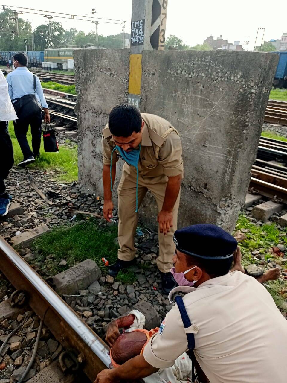 आरपीएफ ने बचाई बालचंद्र की जान, ऐसे हुआ था हादसा
