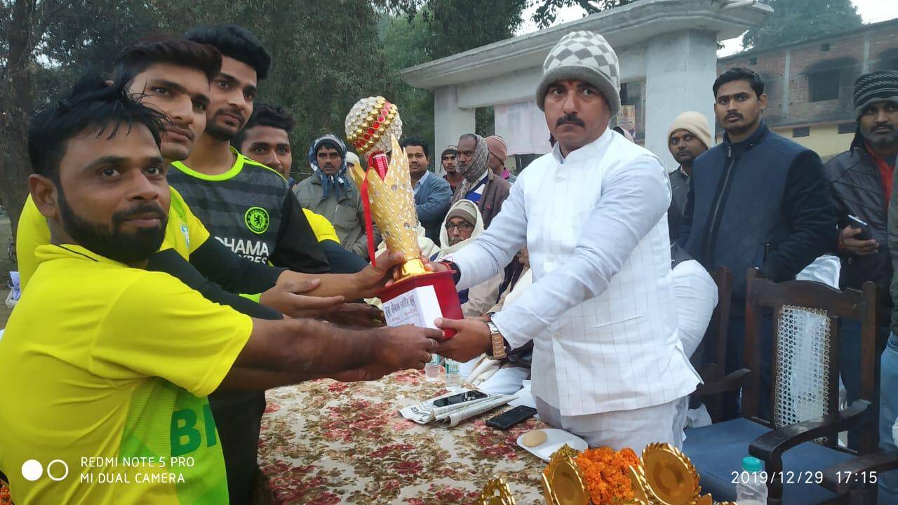 बिहार की टीम ने रामगढ़ को हराकर जीती चंदौली जिले में फुटबॉल की प्रतियोगिता