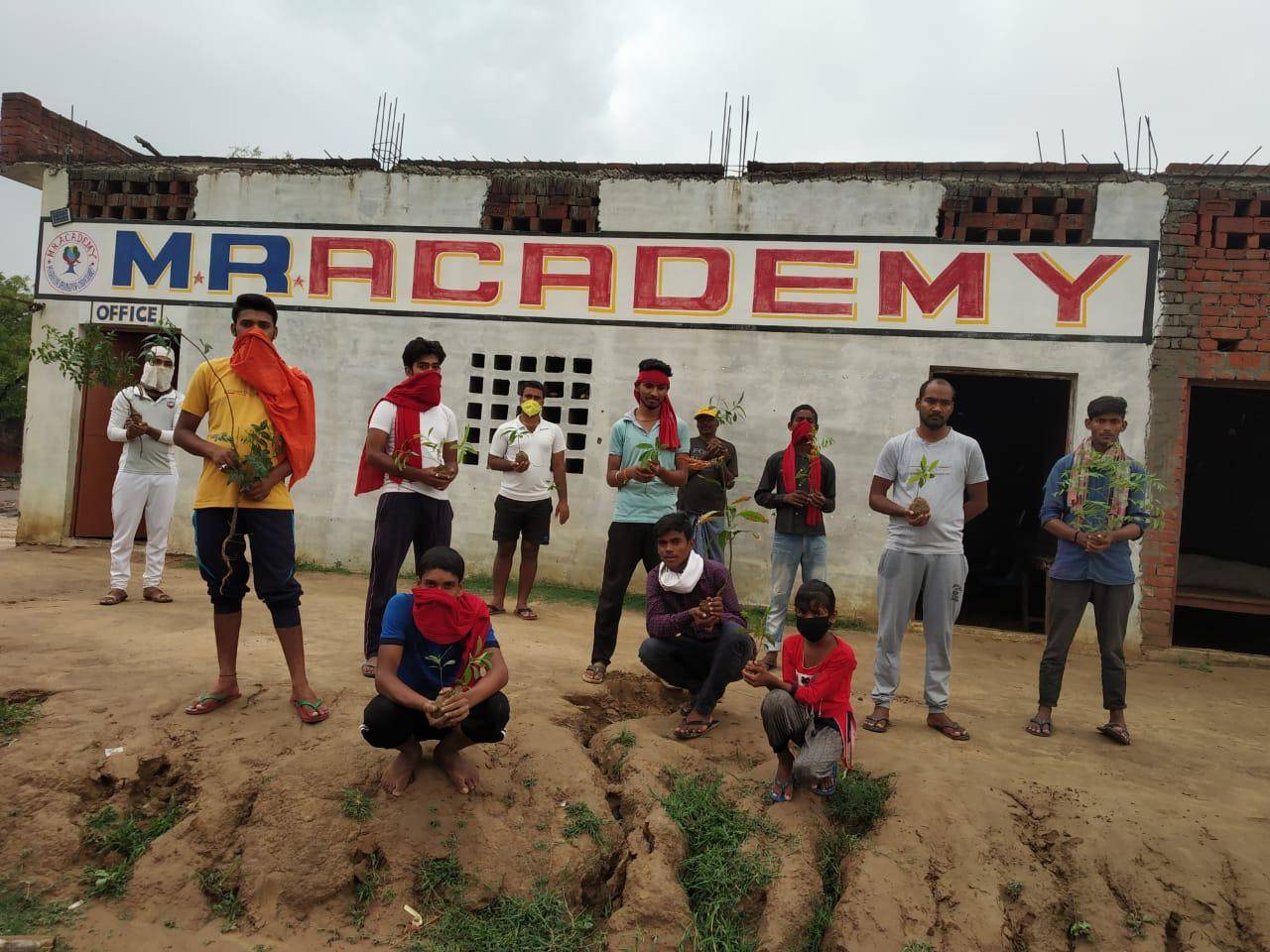 पर्यावरण दिवस पर M. R. Academy ने बच्चों के साथ किया वृक्षारोपण