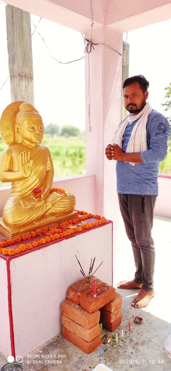 चकिया गांव में इस तरह मनाई गयी बुद्ध पूर्णिमा, रखा सोशल डिस्टेंसिंग का पूरा ध्यान