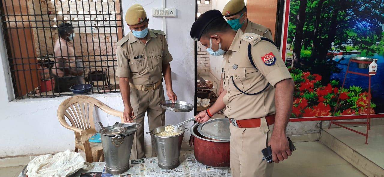 देखें तस्वीरे : परेड की सलामी लेने के बाद SP साहब ने जांची पुलिस लाइन की तैयारी, ये दिए निर्देश