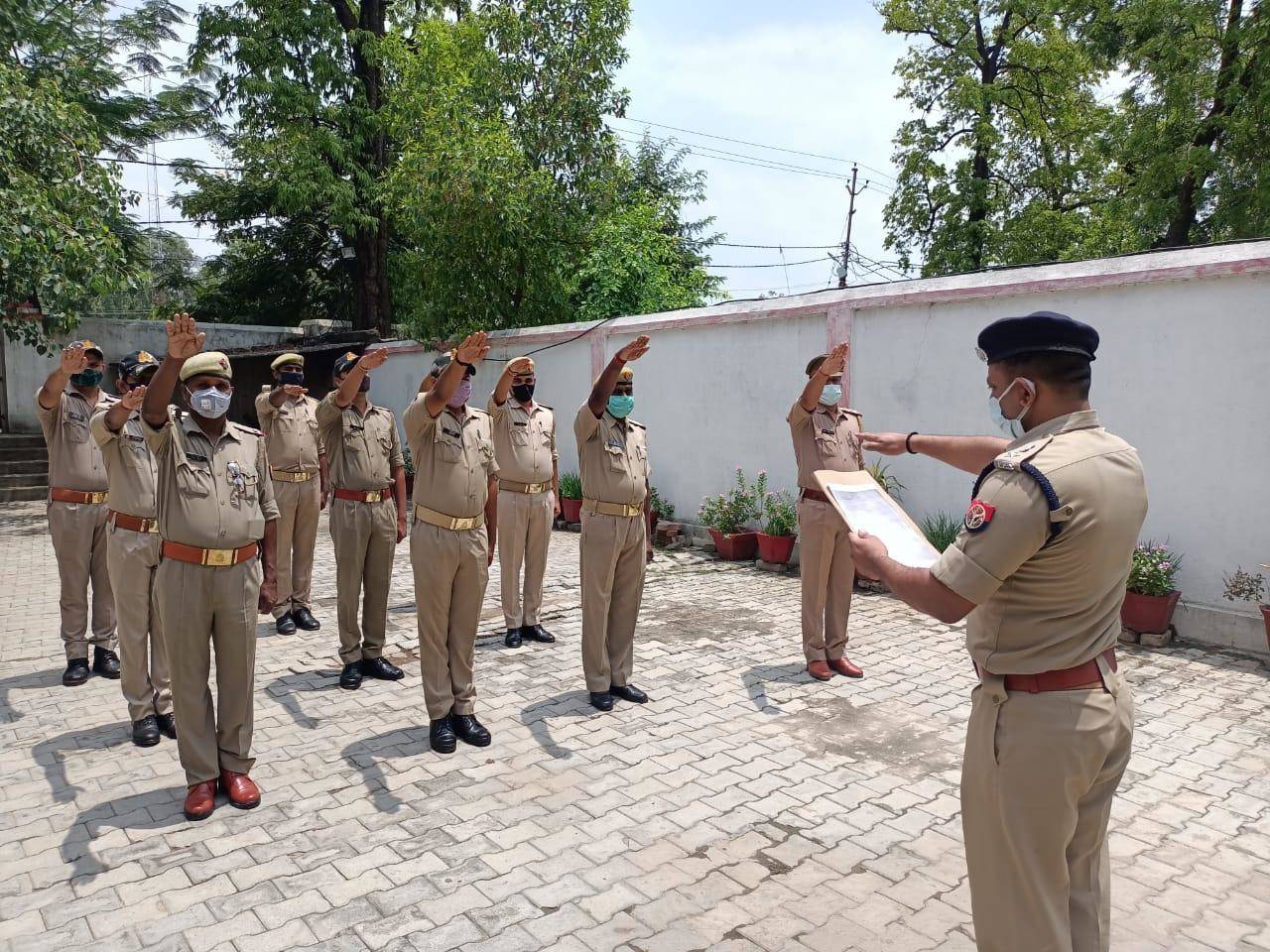 “आतंकवाद विरोधी दिवस ” के अवसर पर समस्त थानों/कार्यालयों पर दिलायी गयी शपथ, देखे तस्वीरें