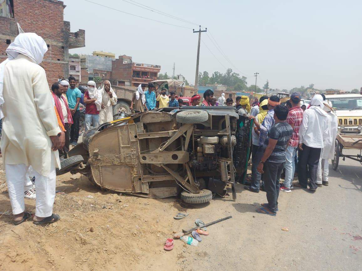 ट्रैक्टर ने टेंपो को मारी टक्कर, आधे दर्जन लोग हुए घायल