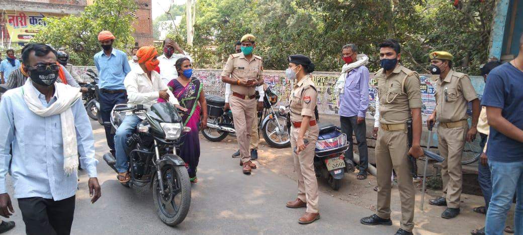 SP के फरमान पर अधिकारी व थाना प्रभारी कर रहे पैदल गस्त, लोगों को समझा रहे नियम कानून