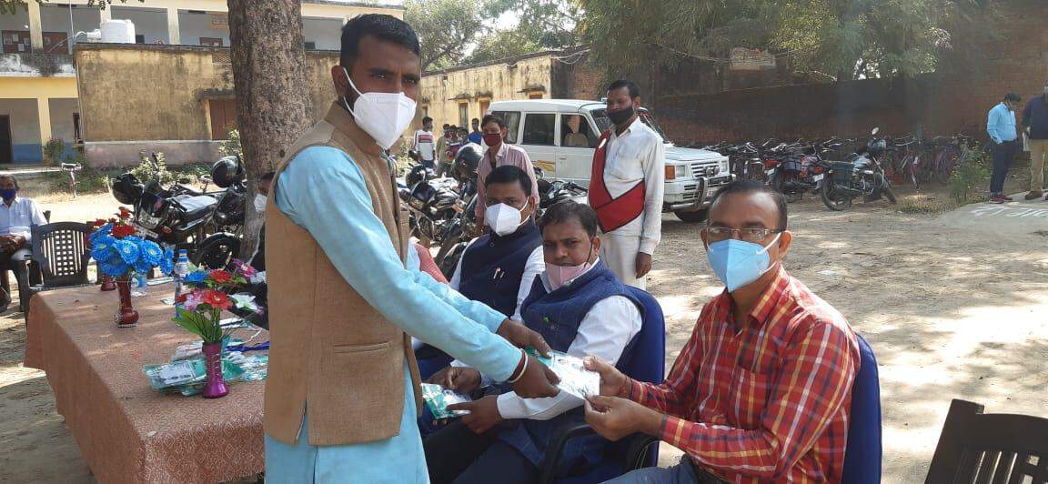 तहसीलदार फूलचंद यादव ने किसान इंटर कॉलेज में बांटे मास्क, दिए कोरोना से संबंधी टिप्स