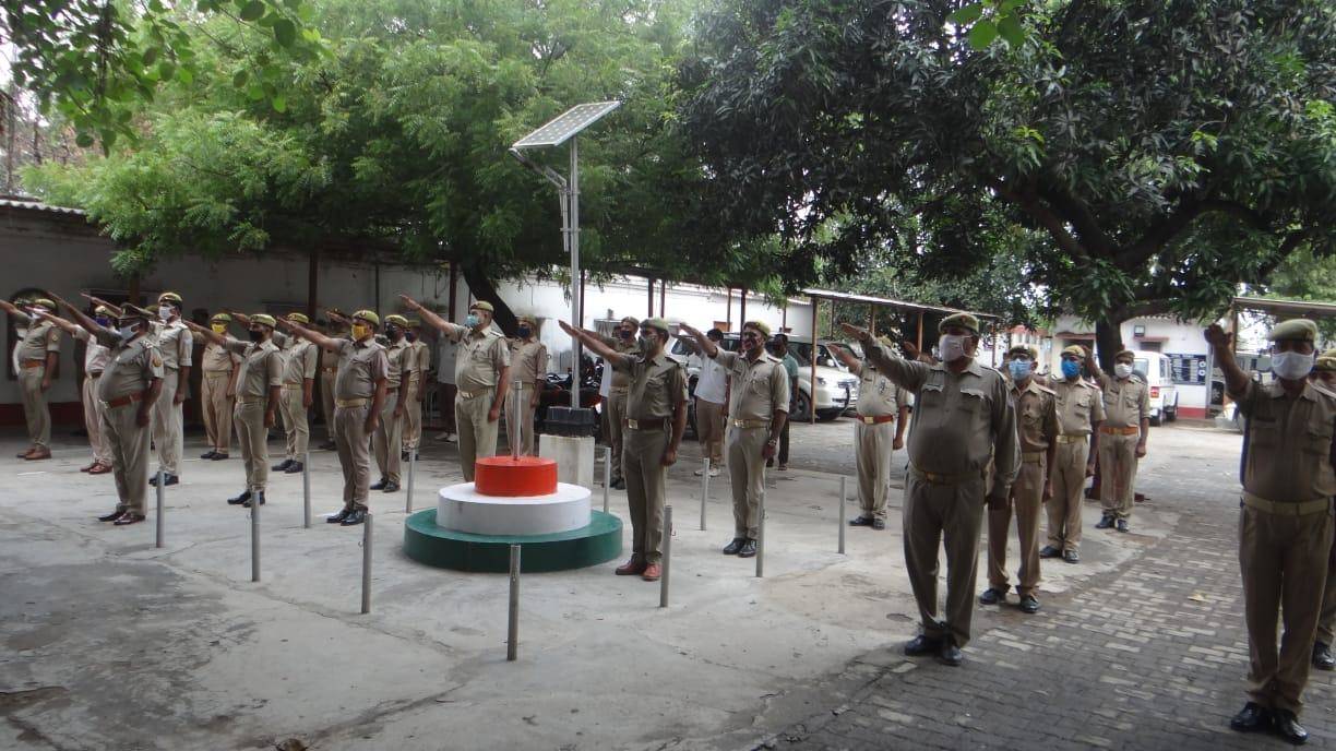 “आतंकवाद विरोधी दिवस ” के अवसर पर समस्त थानों/कार्यालयों पर दिलायी गयी शपथ, देखे तस्वीरें