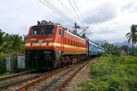 कामाख्या आनंद बिहार स्पेशल ट्रेन में हंगामा, एसी खराब होने पर यात्रियों ने किया बवाल