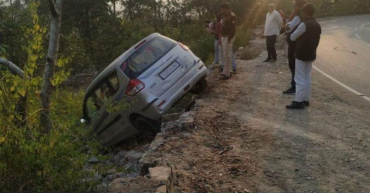 दर्शन पूजन कर वापस लौट रहे कोटा के श्रद्धालुओं की कार गिरी खाई में, बाल-बाल बचे श्रद्धालु