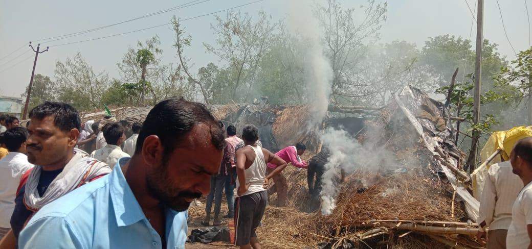 खेल-खेल में बच्चों ने झोपड़ी में लगाई आग, बाल-बाल बचा सामान