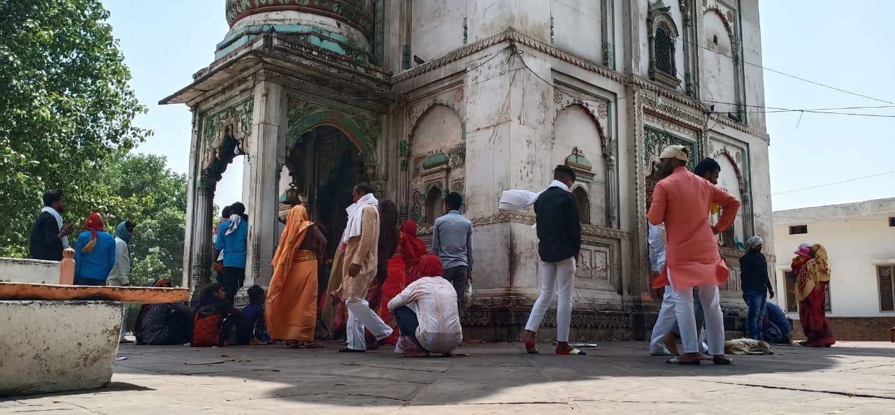 नवरात्रि के पहले दिन देवी मंदिरों में उमड़ी भीड़