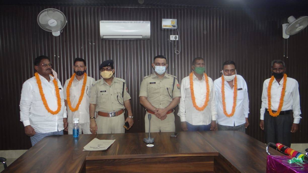 चंदौली के 5 पुलिस अधिकारी हुए सेवानिवृत्त, ससम्मान दी गयी विदाई