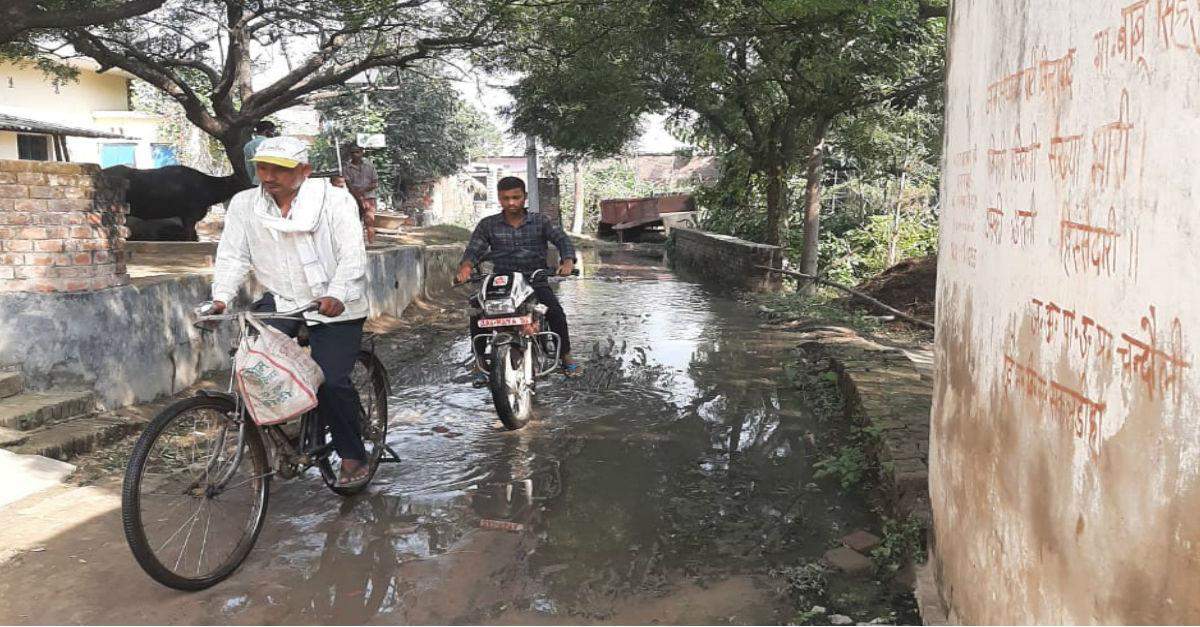 नसीरपुर गांव की इस सड़क पर बहता है नाली का पानी, नहीं सुन रहे प्रधानजी
