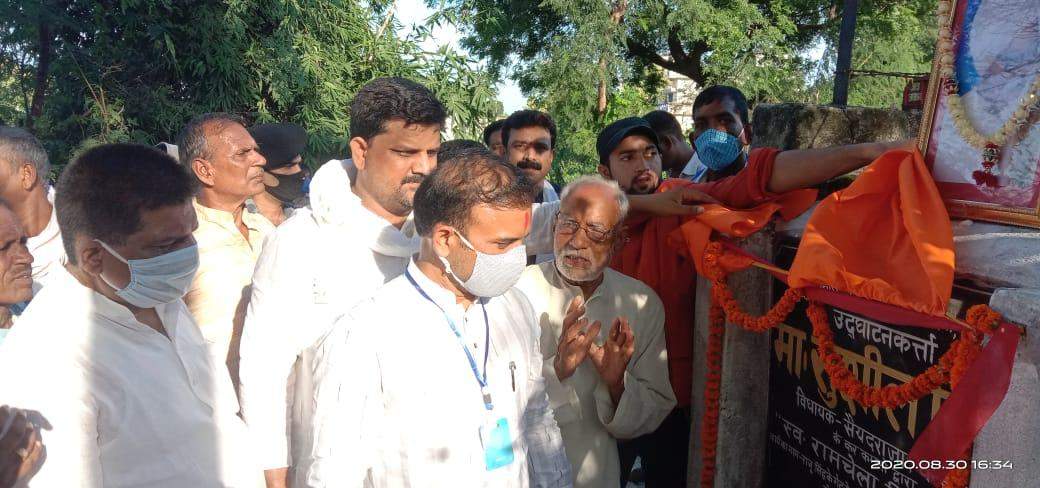 विधायक सुशील सिंह ने इमिलिया व बरडीहा गांव में किया सड़कों का उद्घाटन