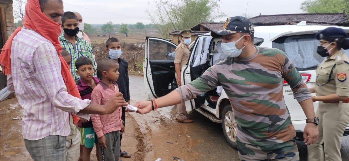 SP ने नक्सल क्षेत्र में बच्चों को बाटें खेलने की सामग्री, ग्रामीणों में  किया दवाओं वितरण