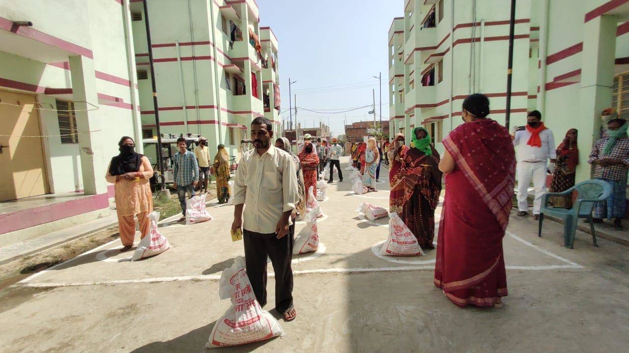 साधना सिंह ने आज 600 गरीबों ,असहायों को दी राशन की बोरी।