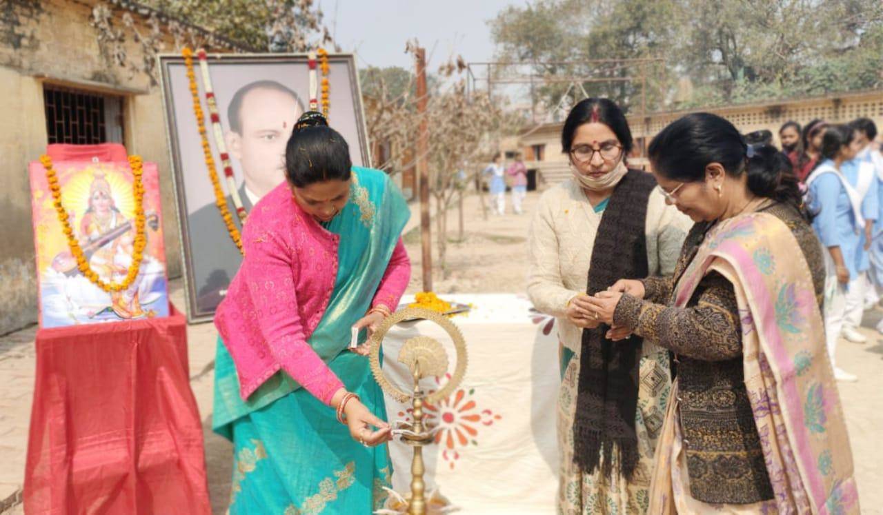 एक साल बाद 6-8 तक के स्कूल खुलते ही विधायक साधना सिंह ने बांटीं किताबें व बैग