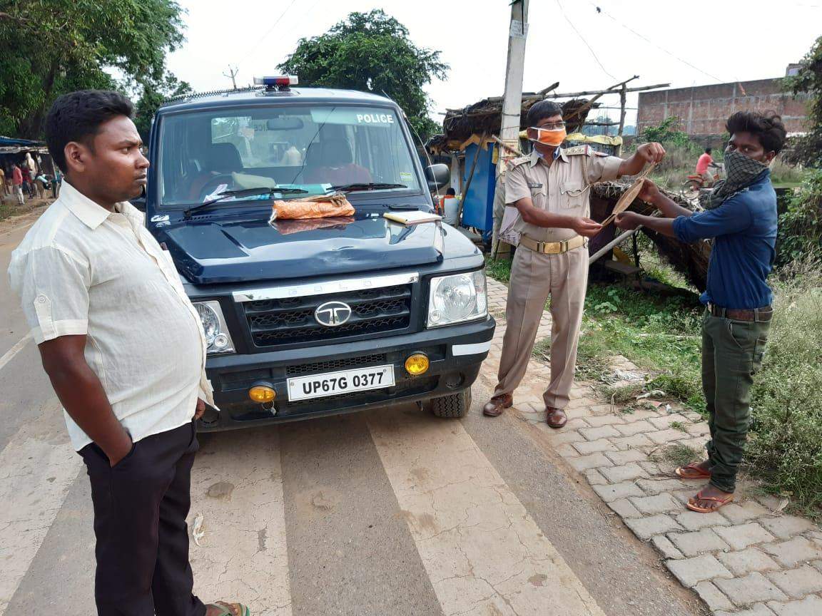 नौगढ़ बाजार में चार वाहनों का हुआ चालान, वसूला जुर्माना