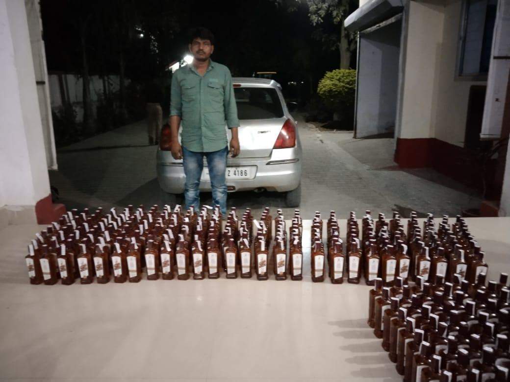 बबुरी पुलिस ने 1 अंतर्राज्यीय शराब तस्कर को किया गिरफ्तार, मारूती स्विफ्ट कार, 369 बोतल अग्रेजी शराब रायल स्टेग (375 ML) बरामद