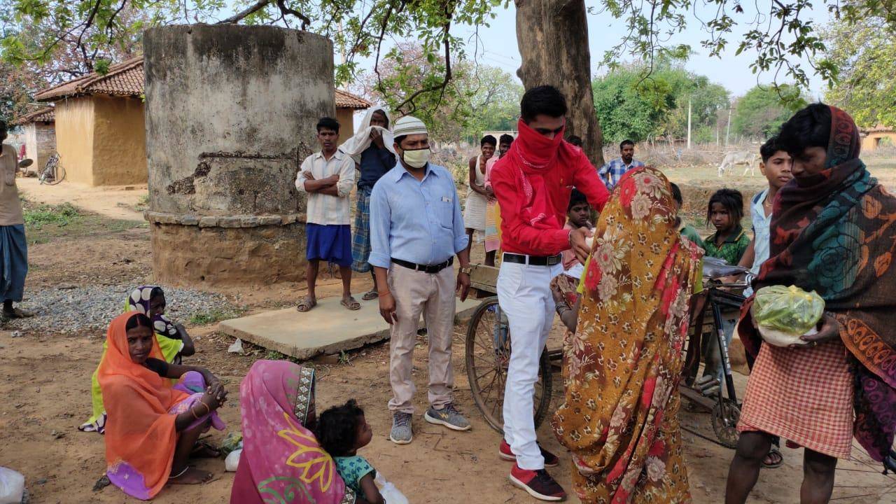 बहुजन मुक्ति पार्टी के युवा समाजसेवी के द्वारा जरूरतमंदो में पहुंचाई भोजन सामग्री