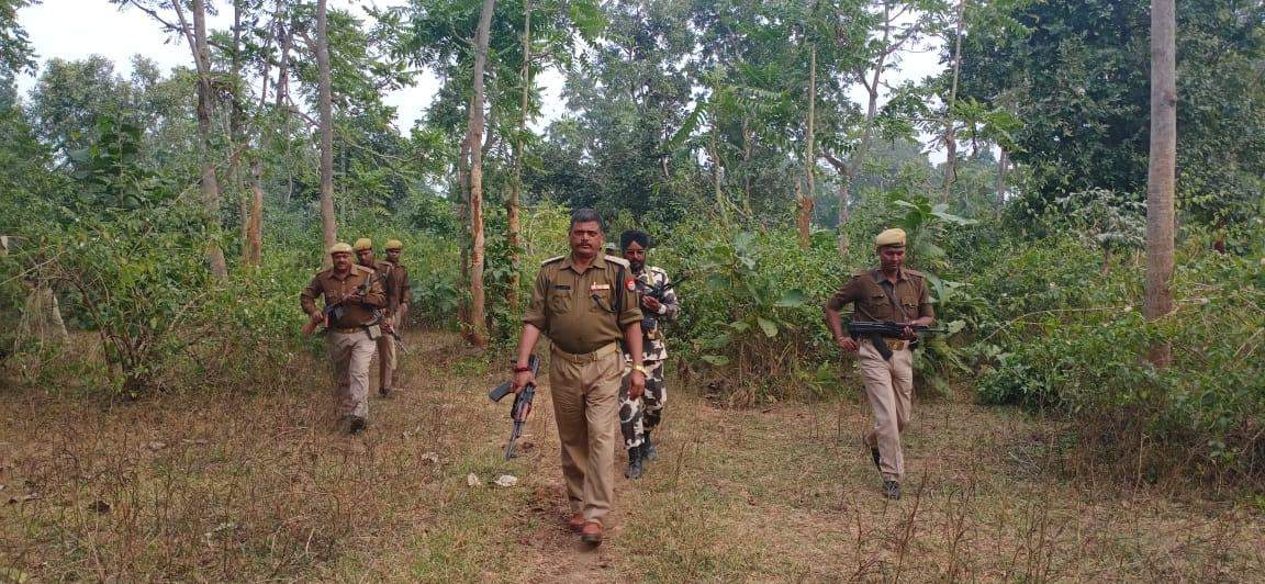 सीआरपीएफ पुलिस और पीएसी बल के जवानों ने जंगलों में की सघन कांबिंग
