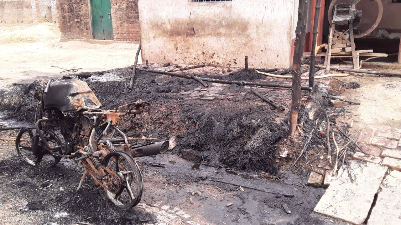 मड़ई में लगी आग तो जलकर खाक हो गयी बाइक