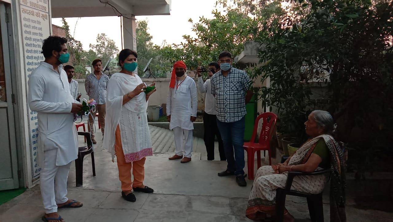 वृद्धाश्रम में वृद्धजनों को मास्क बांटने पहुंची किरण शर्मा