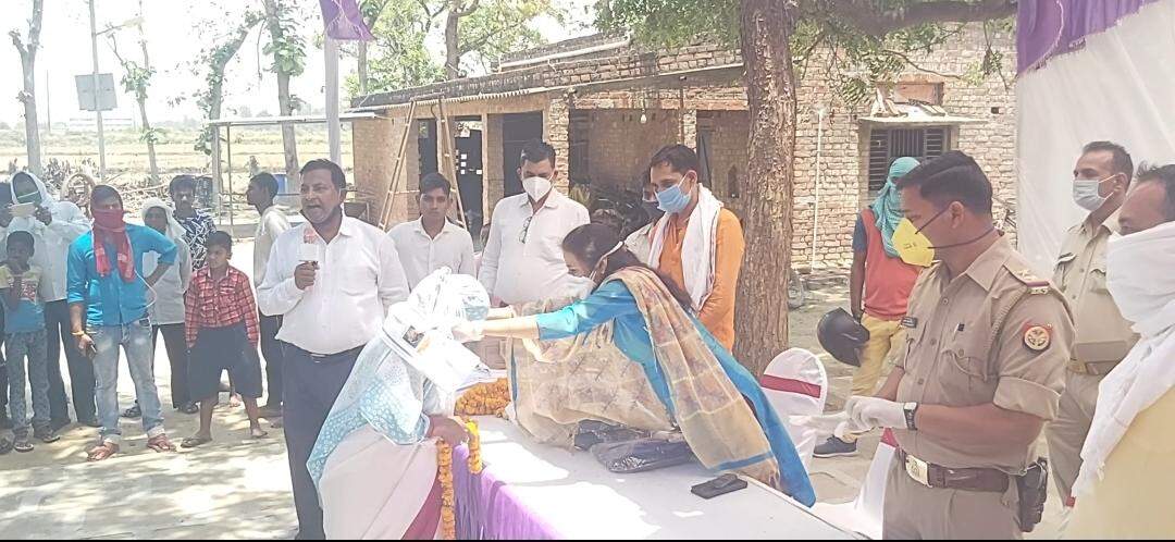 बलुआ गांव में कोरोना वैरियर्स को सम्मानित करती हुयी तहसीलदार  डा०वन्दना मिश्रा व एस ओ संजय कुमार सिंह