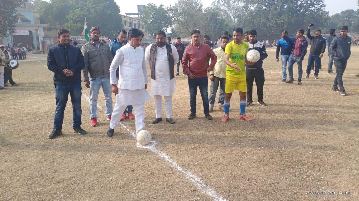 बिहार की टीम ने रामगढ़ को हराकर जीती चंदौली जिले में फुटबॉल की प्रतियोगिता