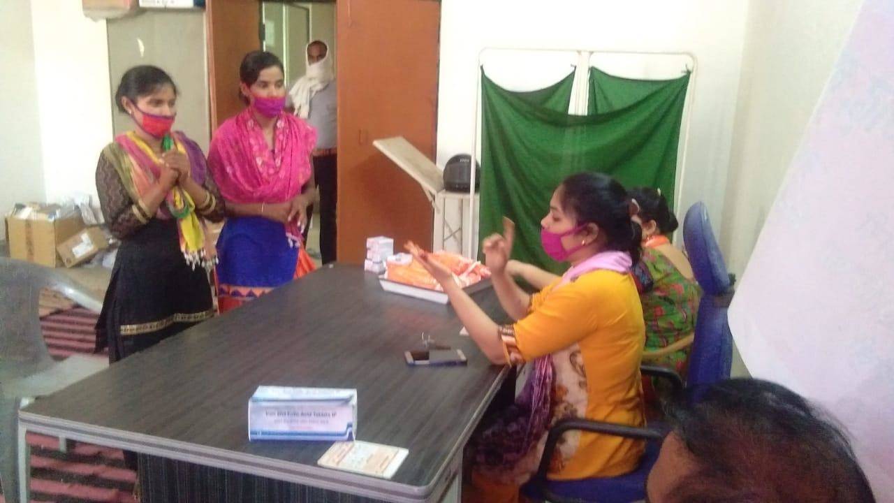 नक्सल इलाके में ग्राम्या संस्था ने माहवारी स्वच्छता प्रबंधन के दिए टिप्स