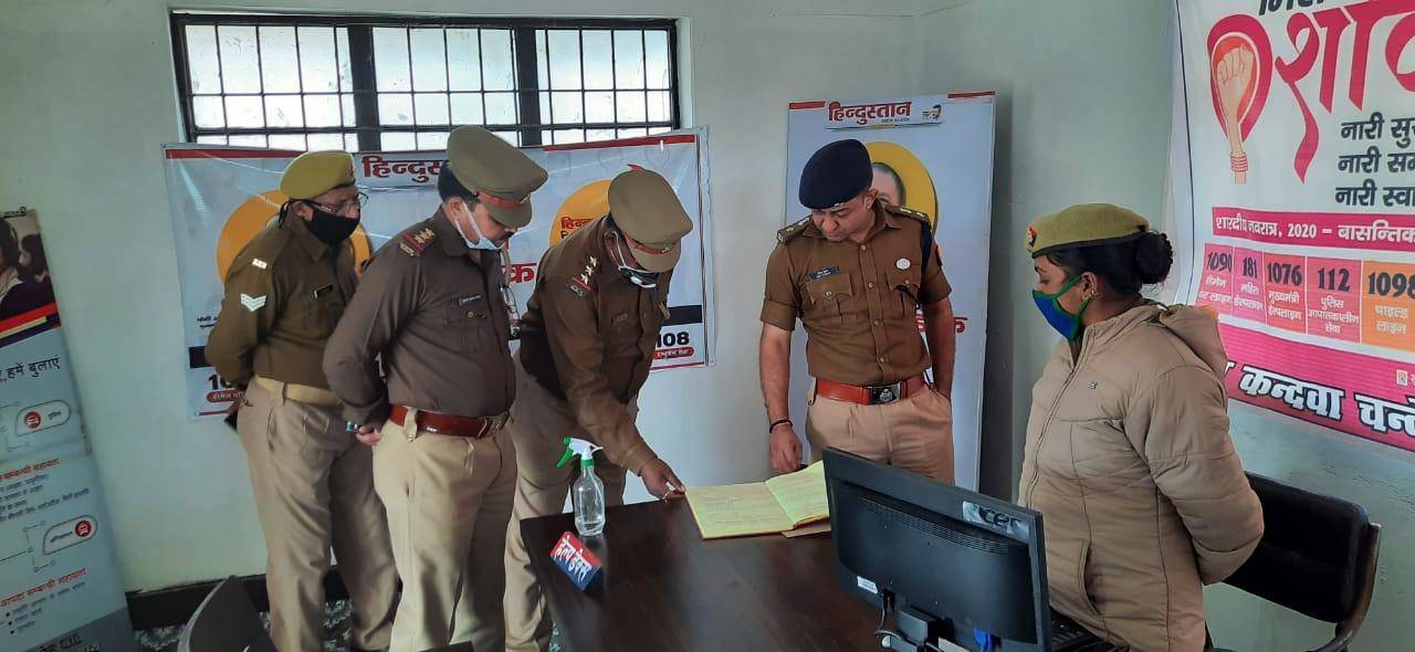 पुलिस अधीक्षक चन्दौली द्वारा थाना कन्दवा का निरीक्षण, थाना दिवस में सुनी फरियाद